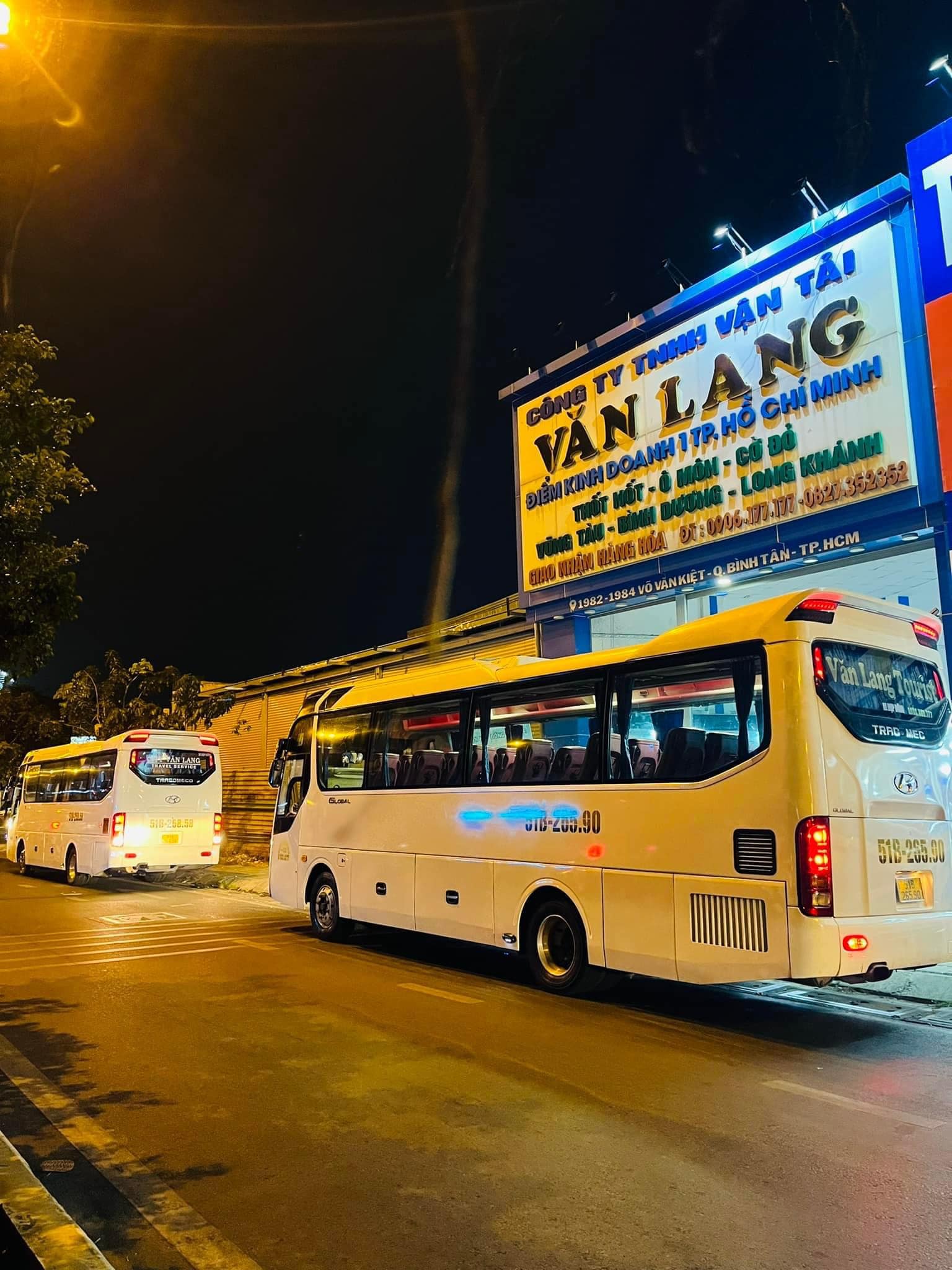 Nhà xe Văn Lang